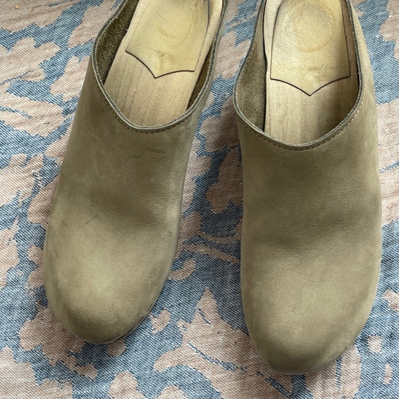 No. 6 Gray and Tan Mules with Wooden Platform - Picture 11 of 13